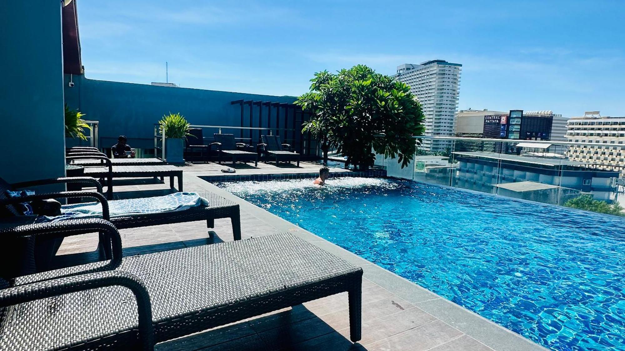 The Base Inn Pattaya Eksteriør billede
